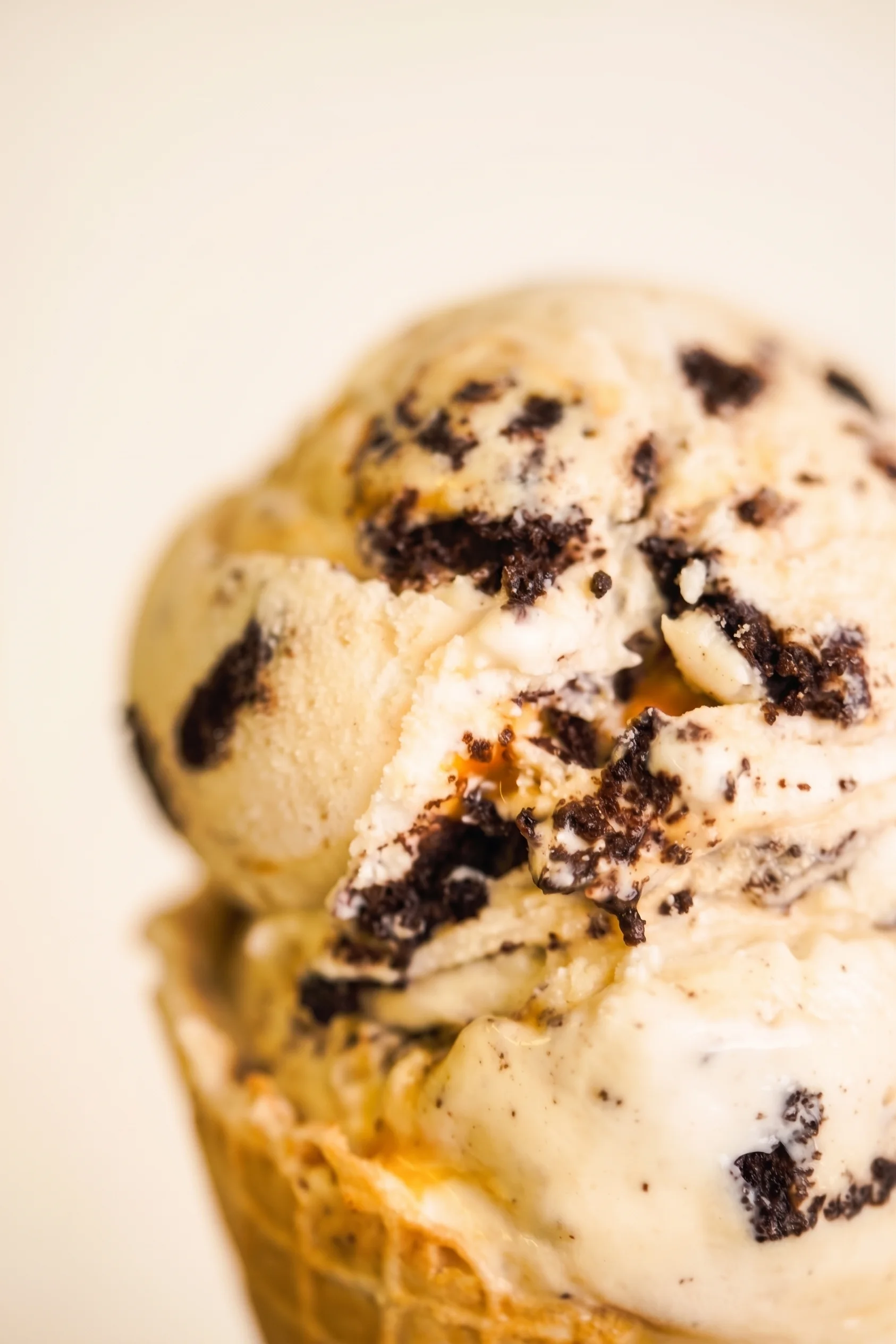 Macro of a Glacier scoop showing dark cookie pieces
